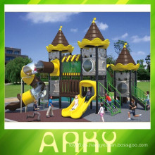 Atractiva ciudad al aire libre juegos infantiles